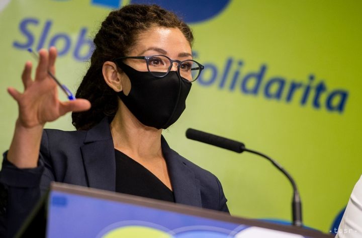 MEP Duris Nicholsonova Considering Leaving SaS Party