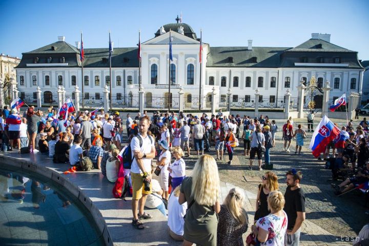 Hundreds Gather Outside Presidential Palace, Announce General Strike